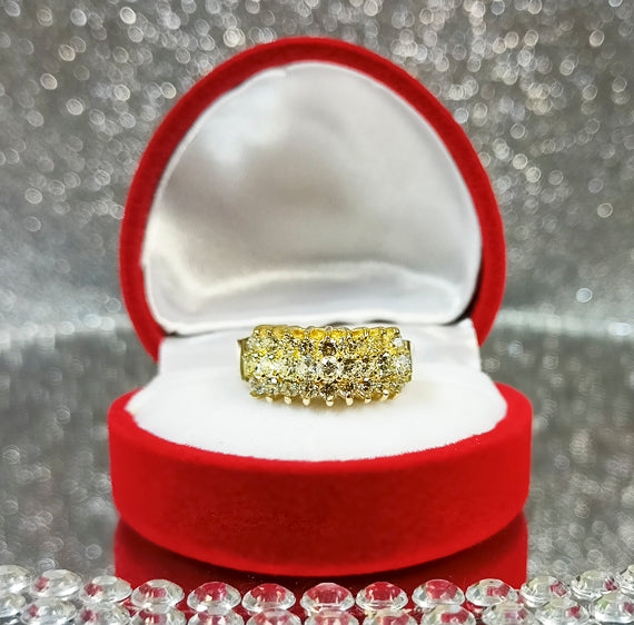 Szeroki złoty pierścionek z białymi cyrkoniami