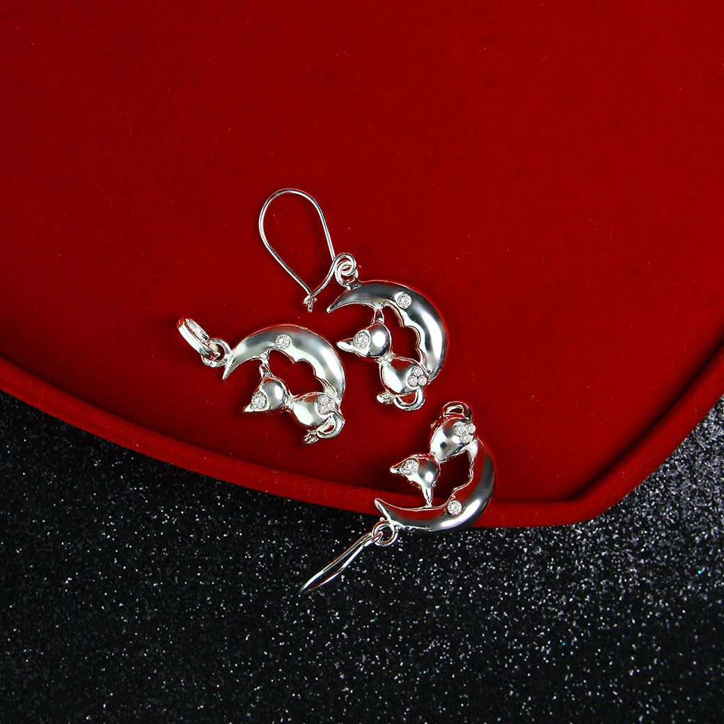 Wisiorek kotek siedzący na księżycu