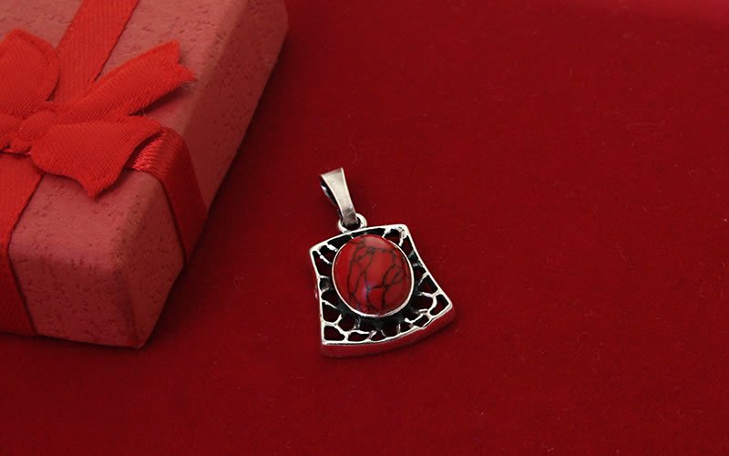 Ażurowy retro wisiorek z koralem