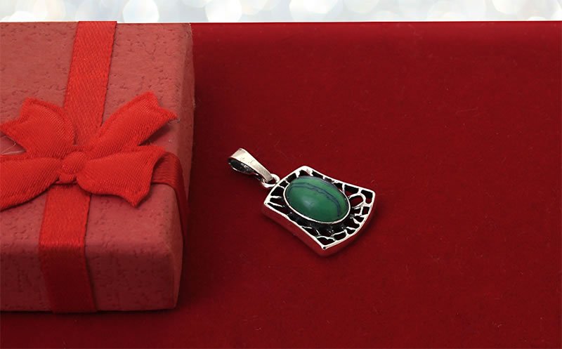 Ażurowy retro wisiorek z zielonym kamieniem