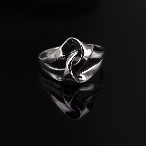 Pierścionek z przeplotem z przodu