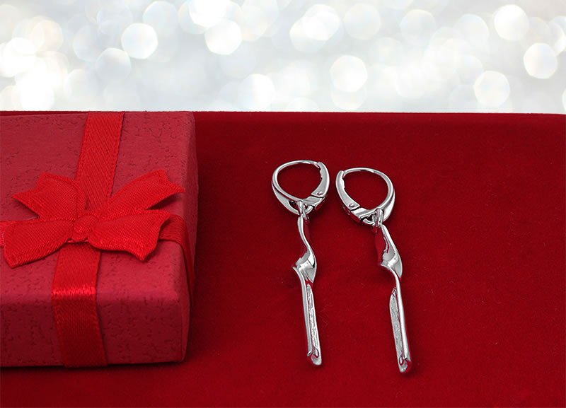 Kolczyki ze skręconym elementem