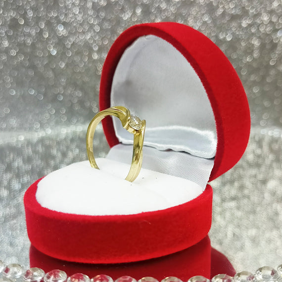 Złoty pierścionek skręcony z cyrkonią