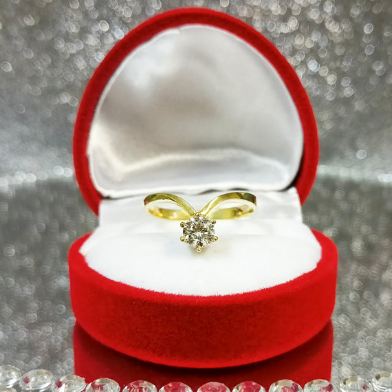 Unikalny złoty pierścionek korona z kamieniem