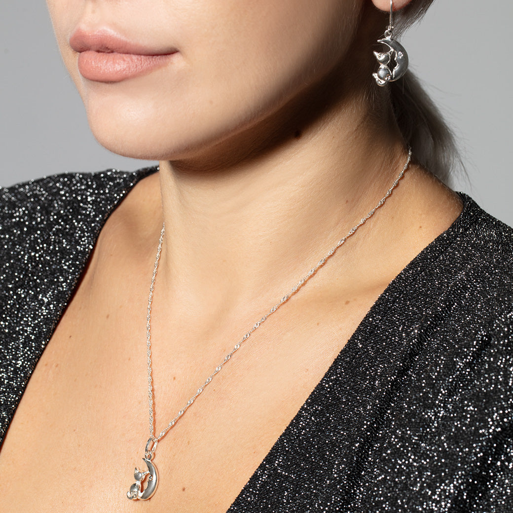 Wisiorek kotek siedzący na księżycu