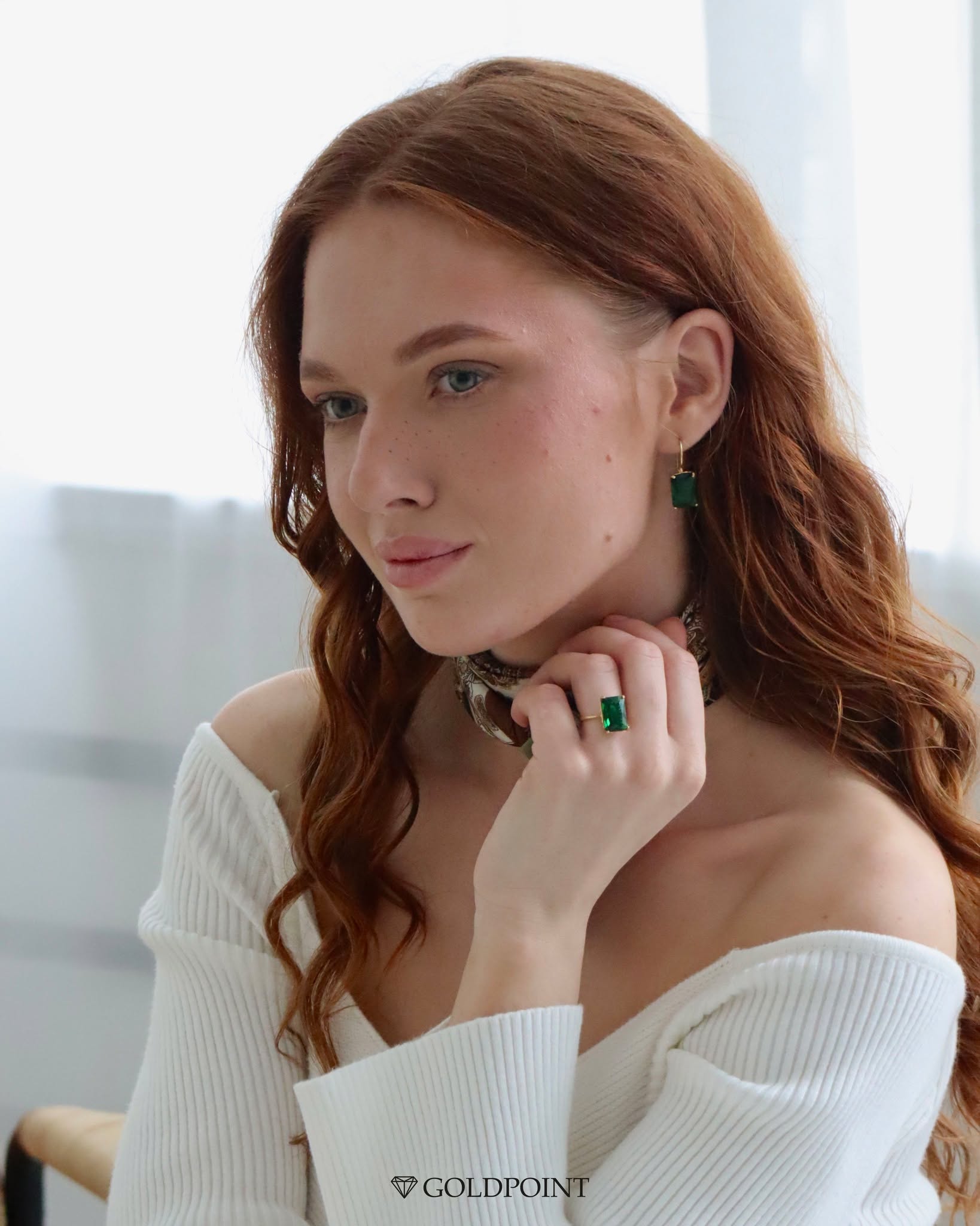 Pierścionek z dużym kamieniem butelkowa zieleń