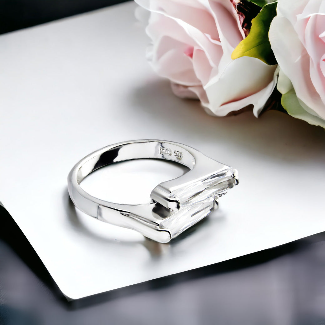 Pierścionek z prostokątnymi cyrkoniami