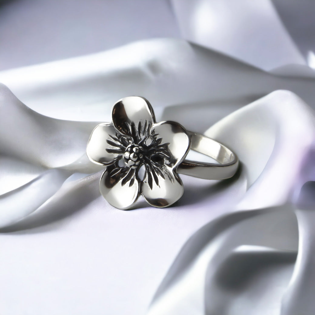 Pierścionek kwiat z błyszczącymi płatkami