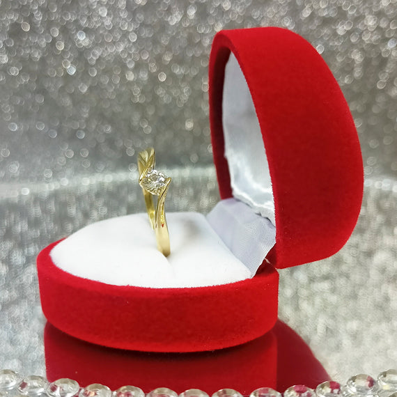 Złoty pierścionek skręcony z cyrkonią