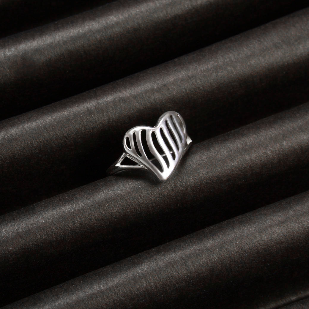 Pierścionek z ażurowym paskowanym sercem