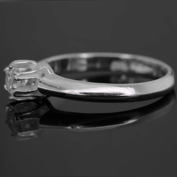 srebrny pierścionek z oczkiem