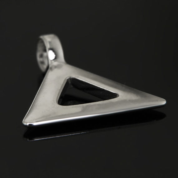 srebrny wisior w kształcie trójkąta