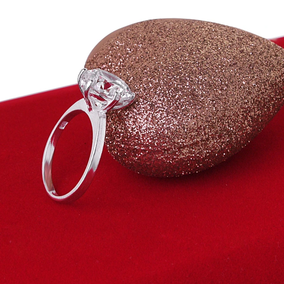 srebrny pierścionek z dużą cyrkonią