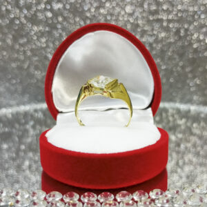 Złoty pierścionek sygnet z dużym kamieniem