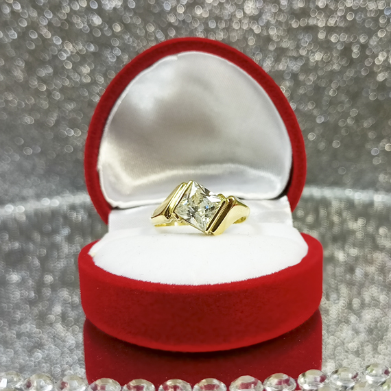 Złoty pierścionek sygnet z dużym kamieniem