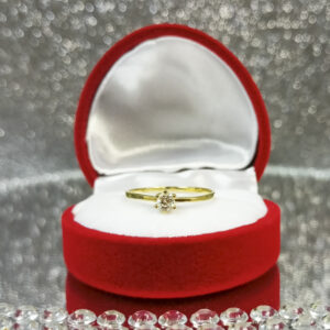 Klasyczny pierścionek zaręczynowy z kamieniem