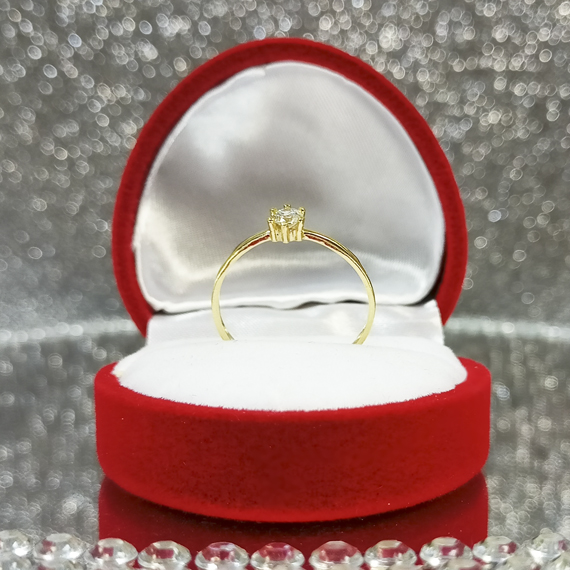 Klasyczny pierścionek zaręczynowy z kamieniem