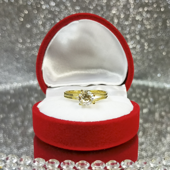 Złoty pierścionek z przeplotem i cyrkonią