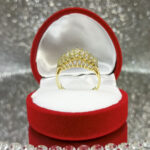 Szeroki złoty pierścionek z białymi cyrkoniami