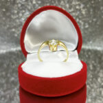 Unikalny złoty pierścionek korona z kamieniem