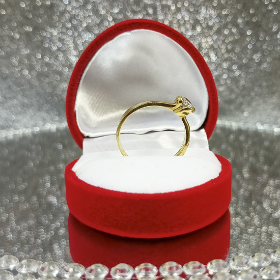 Złoty pierścionek zaręczynowy asymetryczny