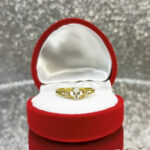 Złoty zaręczynowy pierścionek z kamieniami