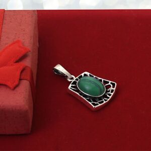 Ażurowy retro wisiorek z zielonym kamieniem