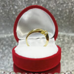 Złoty pierścionek skręcony z cyrkonią